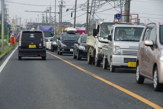 「カメちゃん、きょうは出勤ですか？　それにしても酷い渋滞ですね〜」<br />「出勤だなんて、ご冗談を(~o~)　きょうはねぇ、お友達の皆さんと箱根へ行くんですよ！」<br /><br />ホント、こんな光景はまさに出勤風景ですよね。<br />ここは世界的にも有名な自動車の町、豊田市なんですよ。<br />早朝の８時前ともなると、この通り北行きも南行きも大渋滞になってしまうんですよ(-_-;)
