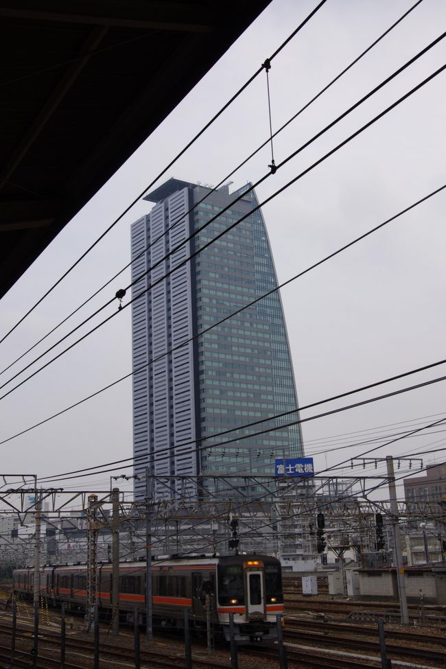 きょうは名古屋駅から新幹線に乗ります。<br /><br />あのビルは名古屋駅からよく見える「ルーセント・タワー（高さ１８０ｍ）」ですよ。<br />あそこの最上階にもレストランがあるんですね。　いっぺん行ってみたいと思ってるんですけど、まだ行ってないんですよ。<br /><br />今年のいい夫婦の日のディナーは、ここにしようかな？<br />カミさんに聞いてみますね(~o~)<br />