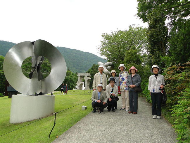 そいじゃあ、作品の横で記念写真でも・・(^^)<br /><br />左側の作品は、ナウム・ガボという人の作品で、「球型のテーマ」って言うものなんです。<br />球型と言えば、パチンコの玉ですね(^^)　よくあるのは果物の実も球型のものが多いです。天空の星も球型だね。<br /><br />ナウム・ガボさんは、鉄板をドーナツ状に曲げられるように切って、それを曲げたり組み合わせたりして、適当にひん曲げたって感じですね。<br />自動車の鉄板もそうですね。四角な鉄板を適当な形に切って、曲げて、穴を開けて、組み合わせて、塗装して・・。どれもこれも、ひん曲げた鉄板の集まりです。<br /><br />芸術家がひん曲げれば「芸術」だけど、私が曲げたら怒られますね。<br /><br />【※】彫刻作品の掲載は、別途「特集」で予定しております。<br /><br />（Ｋさんご提供の写真です）