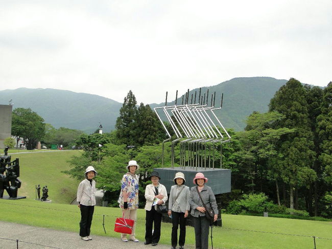 ちょっと、記念写真をば(^_-)<br /><br />私たちのグループの美人会の皆さんです！！(*^_^*)<br />周りの芸術品が引き立て役になってくれてますね〜(^-^)<br /><br />後ろの曲がった棒がたくさんあるヤツは、伊藤隆道（日本）の作品で、「１６本の回転する曲がった棒」です。曲がっているから意味がある！！(~o~)　　<br />この「芸術品」には生活感はまるで感じられないですね。<br /><br />最近、私の背筋も曲がってきたんですけど、芸術品にしてもらえるかな〜？？<br /><br />（Ｋさんご提供の写真です）