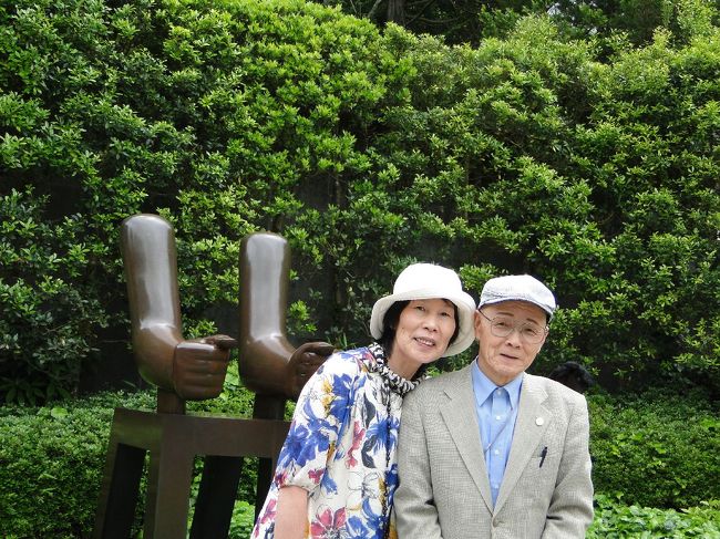 「おとうさん 肩を揉んで！！」<br />「いやいや、きょうはこちらの肩揉み機にやってもらったら？」<br />そういうわけで、揉み揉みしてもらってる当家のカミさんです(^-^)<br /><br />この二つの腕は、イギリスのケネス・アーミテージという人が作った「指圧」という作品です。<br />スイッチを入れると、このように「両腕」の親指の先で背筋とかその外側の疲れた筋肉をキュッキュッと押してくれるのです(^o^)　亭主の皆さんも、こんな感じで是非奥様にお試しになってみて下さいね。そうしますと、黙っていてもビールが出てきたりしますよ〜(^o^)<br /><br />それがね、この本当の作品名は“指圧”ではなくて「両腕」なんですよ！！“指圧”なんて言ってしまってごめんなさいねm(_ _)m　<br />ところがね、芸術に理解のある方はこの作品について、ユーモアのセンスとか幾何学的な形が伺われるとして、結構評価されておられますよ。<br /><br />とは言いましても、幾何学ではビールが出てくることはないね_(_^_)_やっぱり、愛情(*^_^*)もそこに加味してみて下さいね。さすれば、ビールが出てくるって訳です。<br /><br />（Ｋさんご提供の写真です）