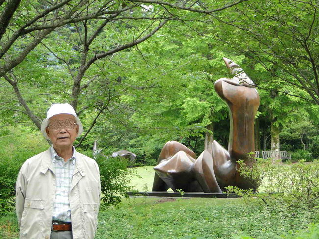 今回、幹事さんを引き受けて下さったＡさんの記念写真です。<br /><br />箱根にこんなに大きな野外美術館があったなんて、どこで教えてもらったのでしょうかね。<br />箱根といえば芦ノ湖と富士山、そして海賊船と春の花程度しか知らなかった私たち(>_<)<br />こういうところを見学できたのも、Ａさんのお蔭ですm(_ _)m<br /><br />（Ｋさんご提供の写真です）
