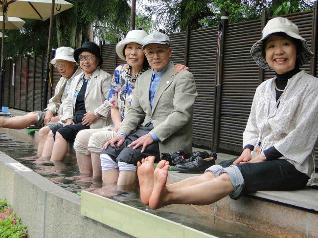 上の案内図（地図）の右上にある｢足湯｣に入りました。<br /><br />歩いたあとの足湯は、本当に助かります！！　<br />実際ラクになるモンね(^^)<br />湯加減もよかったですし、「ゆず」もたくさん浮かんでいましたよ(^^)<br /><br />（Ｋさんご提供の写真です）