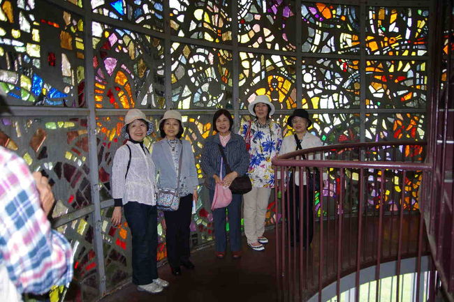 「幸せをよぶ《シンフォニー彫刻》」の中での、美人会の皆さんです。