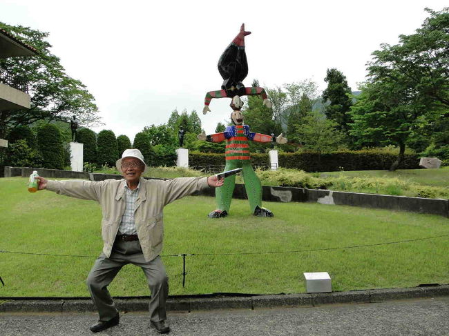 「ハイッ」と言う彫刻を見ていると、思わずポーズを取りたくなりますよね(^o^)<br />お人形に負けないくらい楽しんでいますね〜(^o^)<br /><br />私がこの姿勢から診断させて頂きますところ、あのお人形よりも安定している！！<br />まだまだ足腰は大丈夫のようです(^_^)<br /><br />（Ｋさんご提供の写真です）