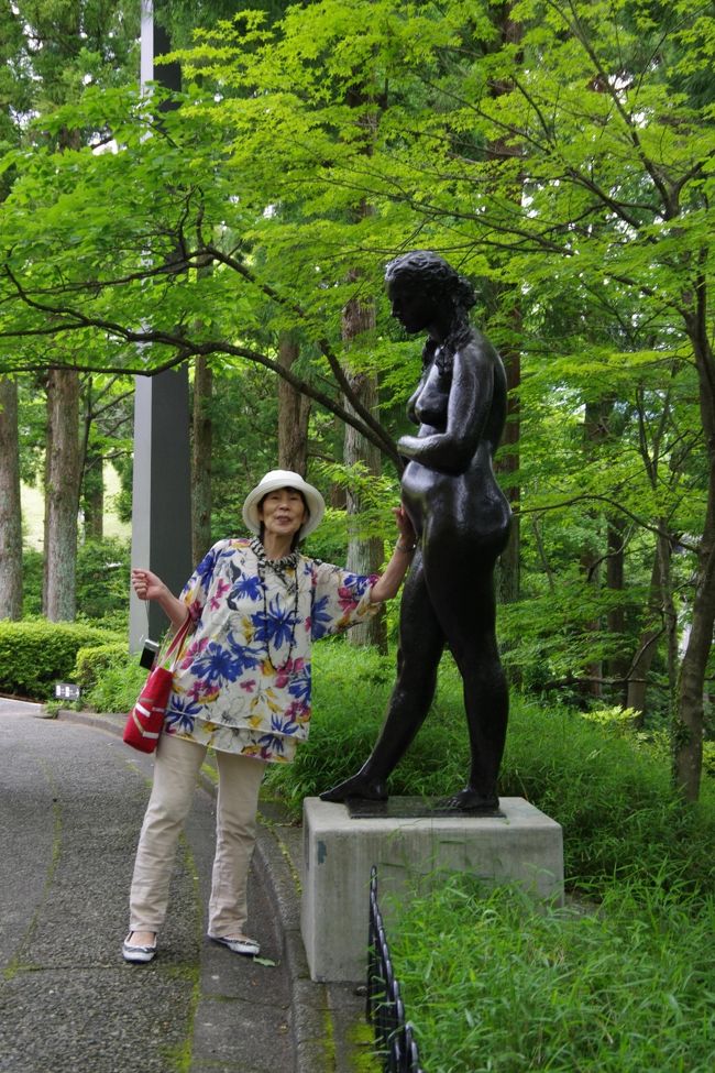 「おとうさん、私のお腹と比べてどう？？」<br />「良い勝負をしてると思うよ(^O^)」<br /><br />女性が気にする「ポッコリお腹」を見事に芸術にしましたね〜(^O^)<br />何と言っても、「ポッコリお腹」には長い時間とお金が掛けられていますからね(~o~)<br /><br />ところが、これは「ポッコリお腹」ではなくて、「おめでた」を表しているんだとか。<br />しかし、垂れ下がった様子は、やっぱり「ポッコリ腹」ですよね〜。