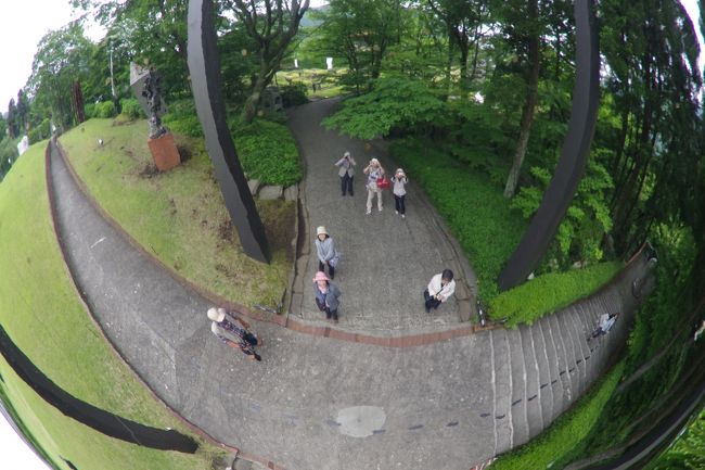 「あっ、あんなところに映ってる！！」<br />私たちの姿があんな風に見えているなんて、面白いですね。<br /><br />これは球の形をした鏡ですね。<br />魚眼レンズで撮った写真のようにも見えます（向きが反対ですけど）。