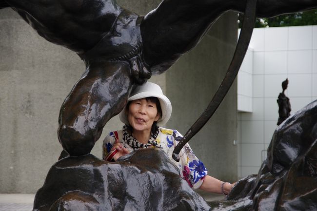 「ああ〜(-_-;)　おかあさん、大切なところを触っちゃダメ！！ そこがこそばゆくなって、ヘラクレスが弓を引けなくなっちゃうよ〜〜」<br /><br />１２の功業を成し遂げたという偉大なヘラクレスも、当家のカミさんには形無しのようです(^O^)　ヘラクレスも日本に来たからには、やっぱり「ふんどし」着用が必須だね(~o~)(^O^)