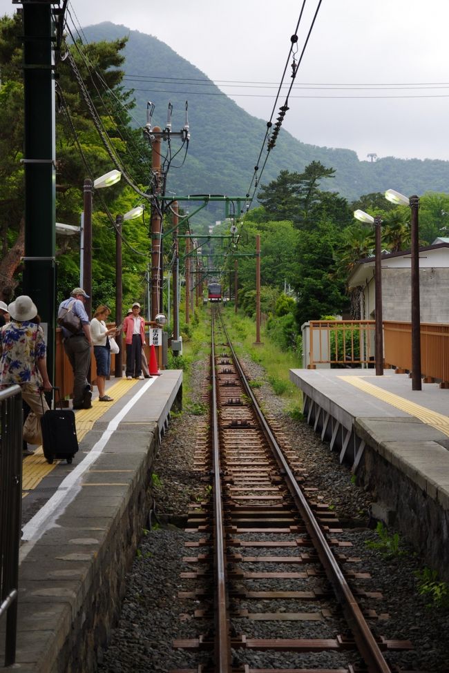 ここが、ケーブルカーの線路とプラットホームです。<br />傾斜度は結構あります。<br />この路線の全長は７８６ｍで、高低差は２０８ｍもあるそうです。<br /><br />私たちは香港でケーブルカーに乗ったことがありますが、あそこは傾斜がもっときつかったですね。すぐ近くの傾斜地に超高層マンションが林立していたのには、驚いたり心配したりしたものでした。