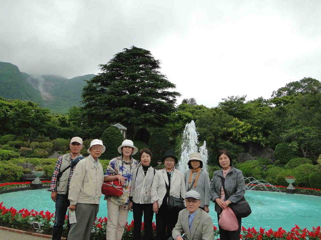 公園の真ん中にある噴水の前で記念写真を撮りましょう。<br /><br />後ろの大きな一本杉は、「ヒマラヤ杉」だそうです。<br />バックの山は早雲山でしょうか？？<br /><br />★強羅公園の場所は↓にて<br />https://maps.google.co.jp/maps/ms?msid=215057171961161454984.000481095a25f29d1a6db&amp;msa=0&amp;ll=35.248204,139.045254&amp;spn=0.001776,0.002266&amp;iwloc=0004c3ad587cc6939a57d<br /><br />（Ｋさんご提供の写真です）