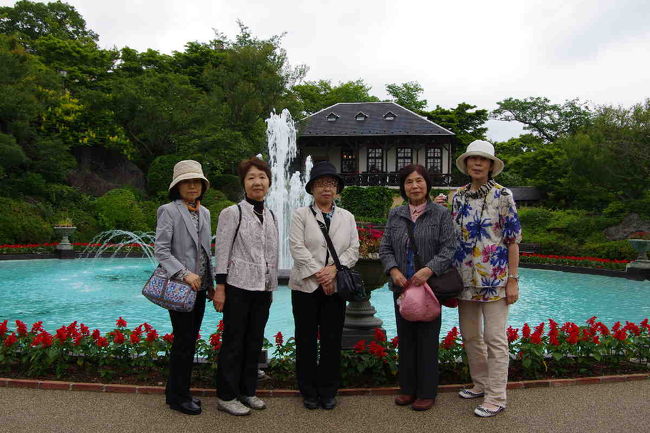 洋館（カフェ）と噴水をバックに、美人会メンバーを一枚！！<br /><br />いいところですね。