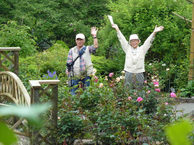 植物観察をしておられた学者先生が私たちに合図をして下さいました。<br />でも、ホントに植物学者なの？？<br /><br />それは分かりません(~o~)