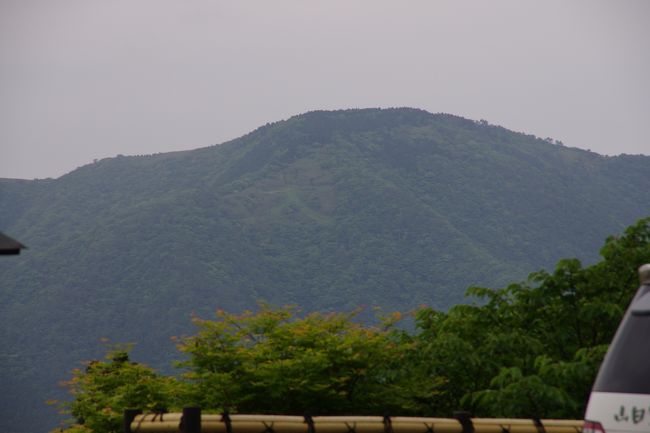 宿に行く途中、右手の山に｢大｣の字が見えると教えて下さったので、向こうの山の稜線のやや下あたりを探してみましたら、ややあって｢大｣の字が見えました。<br /><br />なんか、京都の「大文字焼き」のような行事がここにもあるんですね。<br />いやいや、チョットビックリしましたよ。<br /><br />★箱根大文字の場所は↓にて。<br />https://maps.google.co.jp/maps/ms?msid=215057171961161454984.000481095a25f29d1a6db&amp;msa=0&amp;ll=35.255835,139.062404&amp;spn=0.003553,0.004533&amp;iwloc=0004c358f844b0dd0bbf1