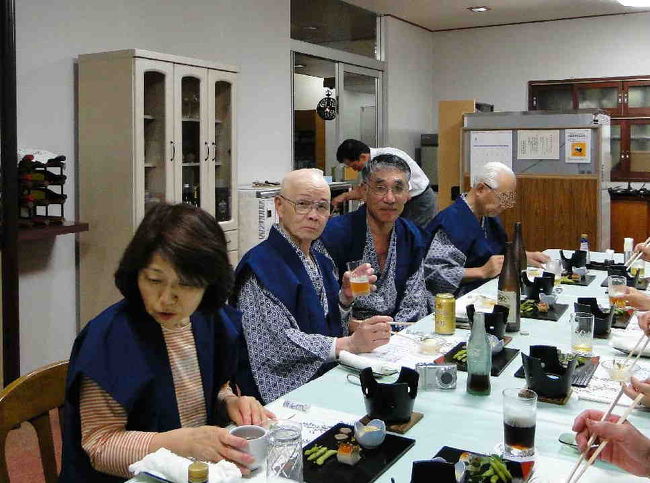 お宿に到着後、さっそくお風呂に飛び込んでいよいよ楽しみな夕食となりました。<br /><br />今夜もノンアルコールのビールでした(^_^;)<br />あの黄色の缶がそうなんですけどね(-_-)<br />でもねぇ、チョットだけ本物のビールとお酒をいただいちゃったのですよ(^-^)。<br />ホント、チョットだけですよ〜。<br /><br />（Ｋさんご提供の写真です）