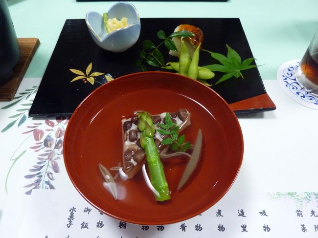 お吸い物です。<br />美味しいお吸物でした。<br /><br />まだ、鰻のお寿司が残ってるでしょう(^-^)<br />あれは、もう少ししてからいただくのです！！