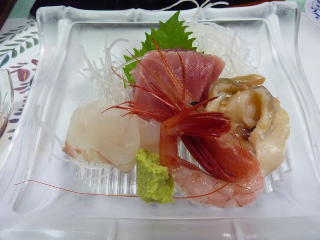 それから「造里」です。<br />これは何と読むのでしょうかね。<br />「あんた、こんな字が読めないの？　それは『ぞうり』と読むんだよ」<br />なんて言ってしまったら「ペケ」ですよ(^O^)<br /><br />本当は「つくり」って言うんです。<br />一般的には「お造り」とか「御造り」と言われていますが、正しくは「造里（つくり）」なんです。<br />大根の“つま”は「山」を表し、大葉が「林」を、お皿が「里」を表しているのだそうです。お皿の底面の筋は、｢川｣でも表しているのでしょうかね？　こうやって、「里を造る」から「造里（つくり）」と言うのだそうです。<br />板前さんの腕と工夫によって、様々な“里”を演出することもあるそうですよ。<br /><br />造里の正しい頂き方は、造里を良く眺めてステキな里をイメージしながら、板前さんからの隠されたメッセージ読み取って、そしておもむろに頂くのですよ〜。<br /><br />こうなると、お酒の方はビールよりも、燗を付けたお酒か地元の銘酒が合うかもね？<br />実はお友達にお願いして、その銘酒をチョットだけ頂いちゃったのですよ。<br /><br />ドクターも<br />「チョットだけなら」<br />って、言ってくれたモンね!(^^)!