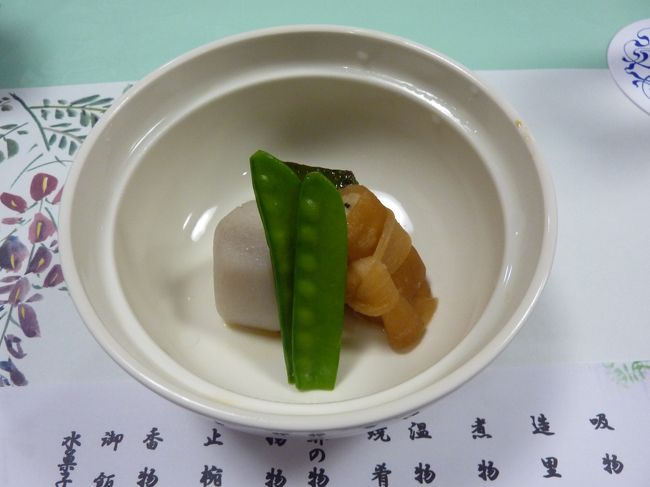 これは｢煮物｣です。<br />奉書巻き（ほうしょまき）<br /><br />隠元（インゲン）の右にあるのは、「穴子の奉書巻き」って言うんですよ。<br />かつらむきした大根で穴子を包んでいるんですよ！<br />これがまた、お世辞抜きに良かったですよ。<br /><br />奉書巻きの中身はいろいろなものがあるようです。<br />いろいろな奉書巻きを探してみると面白そうですね。