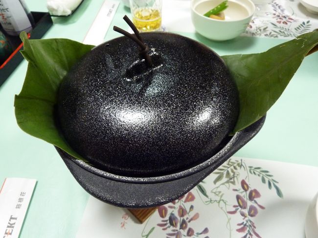 この中身は秘密だそうです。<br /><br />この画像から中身を想像できる方は、グルメのベテランだと思いますよ。<br />わからないからと言って、すぐにフタを取って見るのは止めましょう(~o~)<br /><br />皆さんはどうですか？<br />すぐにフタを取って見る人は手を挙げて下さいね。<br />「ハイ・ハイ・ハイ……」<br />あれまぁ、７割の人がフタを取って見るんですね〜(-_-;)<br /><br />紳士・淑女はフタを取らないモンですよ。　でも、隣の人がフタを取ったら、そこを覗いてみましょう(^O^)(~o~)