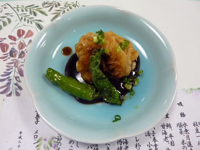 これは油目（アブラメ。標準和名はアイナメ）の皮付き切り身を、身の方から切り込みを入れて、身の方を外にして花のような形にして揚げたものです。<br />こういう揚げ方を初めて見たもんですから、しっかり味わって頂きました。<br />もちろん、お味。歯ごたえ共にバッチリでした(^-^)!(^^)!<br /><br />こういう美味しいものは、早めに頂かないとカミさんに取られますから、気をつけないと・・。<br />「美味しいものは、あとでゆっくり味わう」<br />これも正しい味わい方ですが、場合によっては奥様に取られる危険もありますから、臨機応変に対応して下さいね！！