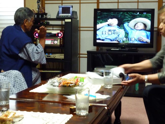 美味しい料理を心身共に満足させて頂きました(^-^)<br />西洋料理もいいけど、日本料理もまた最高にいけますね！！<br />正直言って、ここまでステキなお料理がでるとは思ってもいませんでした。<br />これも幹事のＡさんのご配慮と、宿側のご厚意とご努力があったからこそと、感謝しております。<br /><br />支配人さんに感謝申し上げて、やってきたのがカラオケルームです。<br />さっそくＫさんがカラオケの機械操作に取り組みましたが、新型の機械に手こずっているようです(~o~)<br /><br />機械操作の手順もテレビに映し出すようにしてくれるいいのにねぇ(-_-)<br /><br />★あの時も、カラオケの機械操作で手こずりましたね(~o~)<br />http://4travel.jp/traveler/2egatsrofsu/pict/23512631/