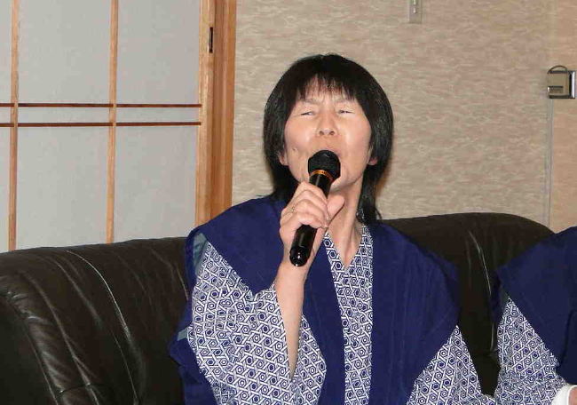 当家のカミさんも下手な歌を披露してしまいました(^_^;)<br />歌ってる本人は一生懸命ですけどね。<br /><br />（Ｋさんご提供の写真です）