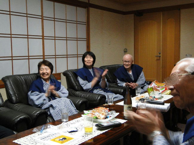 応援も熱が入ってきました。<br />私もね、一曲歌ったのですけど、普段歌ってないので声が上ずってしまってダメですね。<br /><br />定年した時、真っ先にカラオケクラブを探したのに、結局<br />「カメちゃん、ごめん。うちのカラオケクラブは過剰人員だから入れてあげられない」<br />ってことになってしまった経緯もあったんですよ。<br />あの時カラオケクラブに入れてもらってたら、今時はルンルンだったろうななんて思います(^^)　と、チョット残念でしたね。<br /><br />（Ｋさんご提供の写真です）