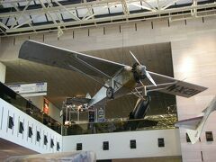 スミソニアン最大の人気を誇る航空宇宙博物館。大西洋横断単独飛行を成功させたチャールズ・リンドバーグの乗機スピリット・オブ・セントルイス号。