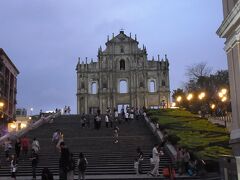 続いて、マカオ名所にセントポール寺院に行きます。

ここは３回目ですが、夜に来たのは初めて。
薄いライトアップだったんですが、かえって趣きを増していた気がします。

ずいぶんと日も暮れてきました。