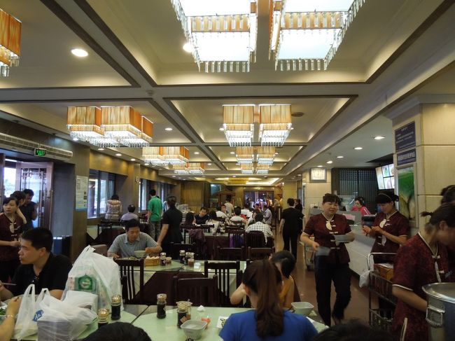 横から入ると高級な２階に上がる階段がすぐにあるので、敬遠して正面から入ります。<br />ちなみに一番奥に見えるのが横からの入り口で、そこにいる人たちは２階に上がる人です…<br />我々庶民派の３人は１階で食べます。<br />