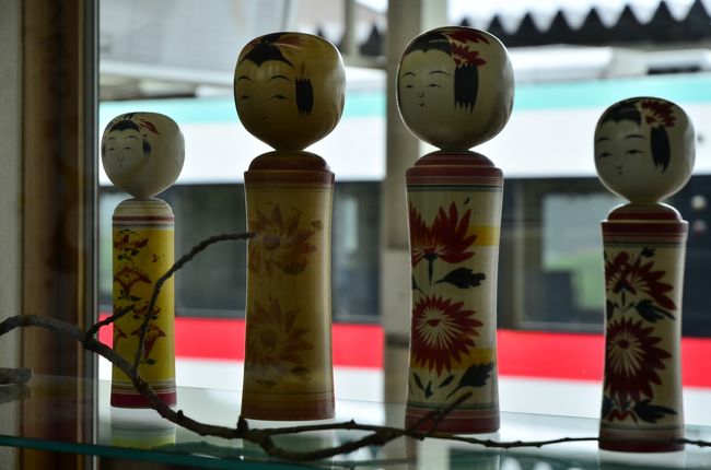 鳴子温泉駅ではこけしさんがお出迎え