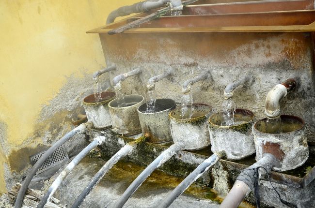 建物の裏手から源泉がのびています、湯けむりモクモク〜