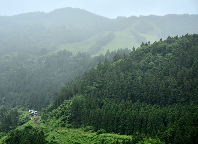日本こけし館から陸羽東線を・・・一面深い緑の風景がとても映えますね