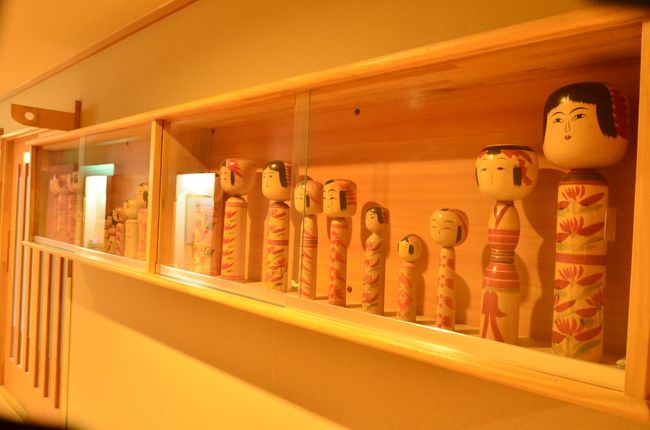 館内には立派なこけしがたくさんと
