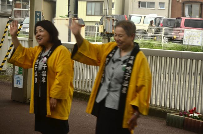鳴子温泉駅でお見送り...「また来るよ〜」