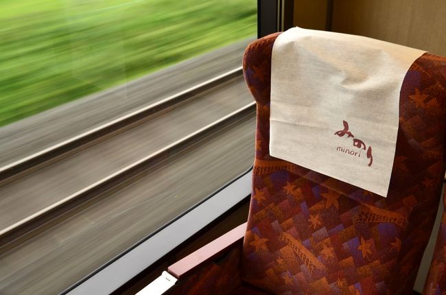 ゆったりとしたシートと大きな窓がとっても素敵だ<br />シートカバーの「みのり」の文字も印象的