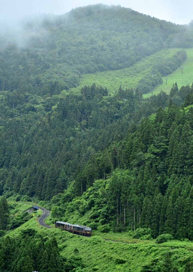 箱庭な風景の中を快速リゾートみのり号が軽快に駆けていく。。。