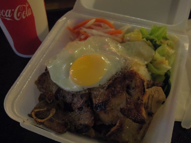 買い物に疲れてしまったので<br />夜ご飯はアラモアナのフードコートで<br /><br />ホテルに帰ってから<br />買い物好きな私は1人でワイキキビーチウォークを<br />再び買い物に出かけました<br /><br />