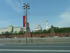 空港へ向かう途中、ドライバーがクレムリンの裏側（モスクワ川方向で）をまわってくれました。