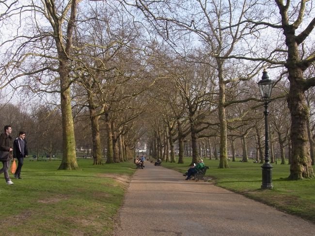 椅子に座って新聞を読む。