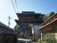 金峯山寺の仁王門は、自動車道路からすぐ。短いのですが、かなり急な石段を登らなければなりません。