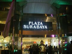 そうは言いつつ夕食だけは食べなければ、とホテルのすぐ隣にあるショッピングセンターPlaza Surabayaでご飯。