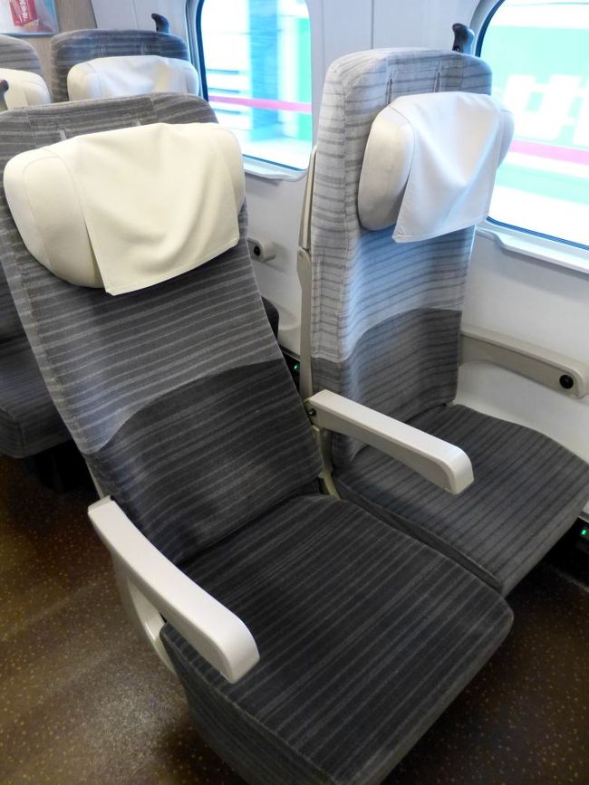 大きくリクライニングするシート