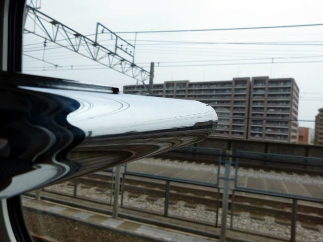 ガイガーカウンターで新幹線の車窓から外の放射線量を測ってみます