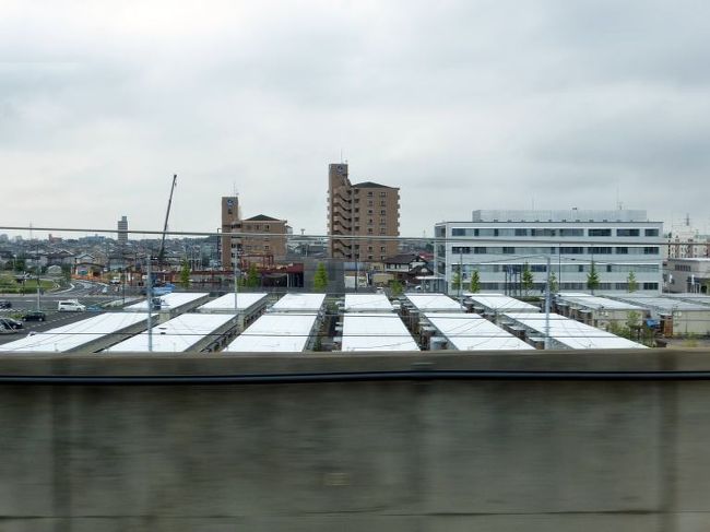 仙台が近付き、ずらっと並んだ仮設住宅