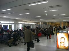 初めての羽田空港国際線ターミナル。第2ターミナル脇の小さな建物には、この日訪韓する当時の首相、麻生さん目当ての報道陣がたくさん。しかもでかい脚立や三脚をむき出しで担いだまま、搭乗口からチャーター便へと勇ましく向かって行きます。おぉ。 
