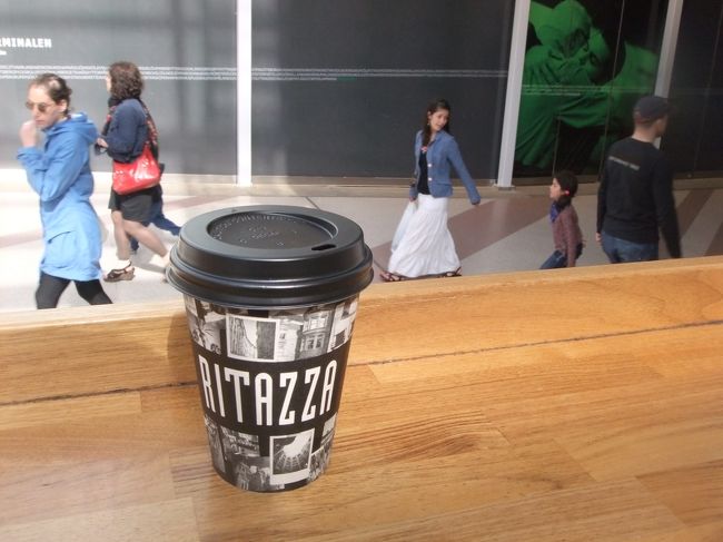 もう少し時間に余裕があったので、カフェでポストカードを書いて投函。