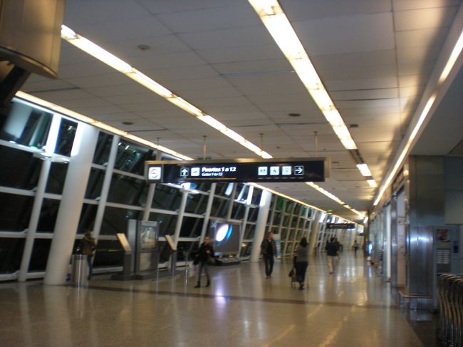 6月30日<br /><br />LAN航空で<br />ブエノスアイレスからメンドーサへ<br /><br />早めに着き過ぎたけど、手続きが長蛇の列<br />早めに行った方がいいかも<br /><br />搭乗手続き済んで搭乗口に<br /><br /><br />2時間待たされた後ようやく搭乗開始<br />ミールクーポンがでたけどいらないって感じ