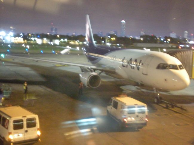 飛行機に乗って待たされること2時間　<br /><br />結局整備不良で引き返す<br /><br />しまいには、フライト自体キャンセルに！！！！！！<br /><br />ありえないでしょ〜〜<br /><br />また荷物を受け取り、次の日の便の予約にまた並ばされ1時間待ち<br /><br />空港に約8時間もいたことに。。。<br /><br />ホテルに到着したのは日付もかわり夜中の3時に<br /><br />やれやれ。アルゼンチンでは最後のフライト時間で予約しないほうが無難です。