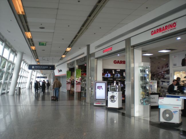 7月1日<br /><br />再度空港に<br /><br />空港に洗濯機やエアコンが売られていた<br /><br />1時間半くらい遅れるも、ちゃんと飛んでよかった