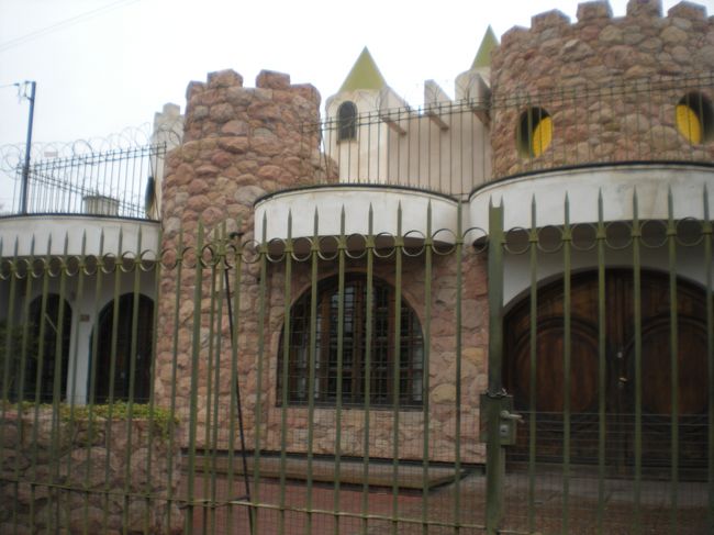 これ普通の家かな？？<br /><br />アルゼンチンは必ず家も窓も店も鉄格子で囲んでいる<br /><br />治安が悪いってわけでもないのにね<br /><br />昔の名残り？？？